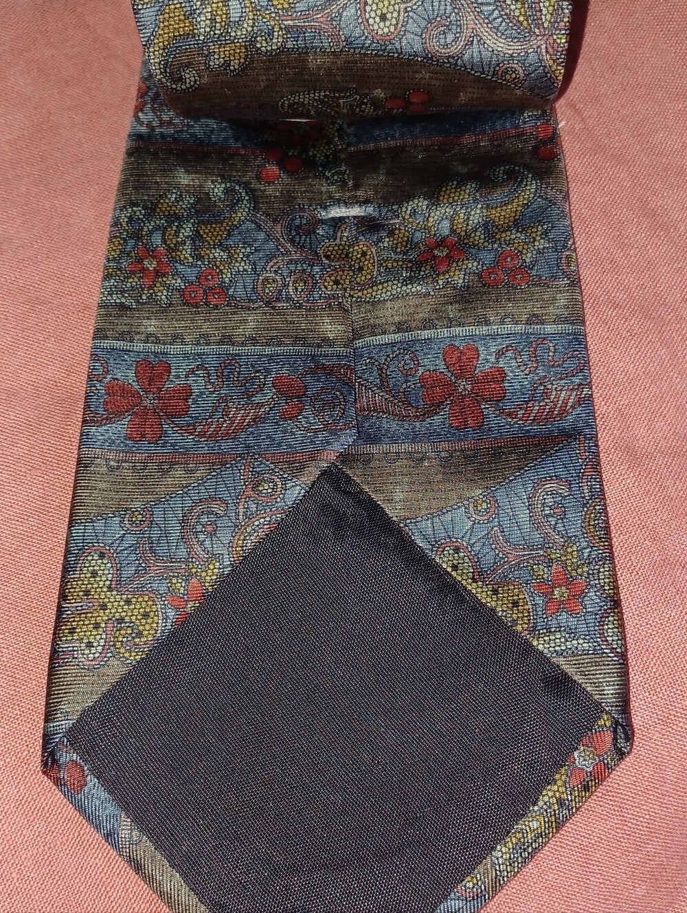 Bill Blass Festive Silk Floral Pattern Men's Tie Shamrock in Blue and Red Gold